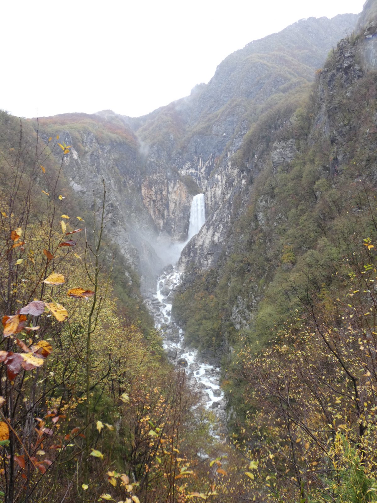 Wasserfall Boka im Herbst